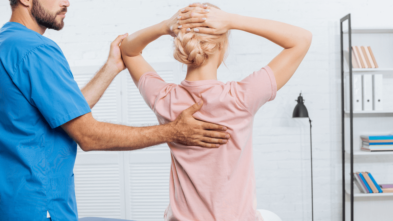 The girl turned to the doctor with complaints about back pain